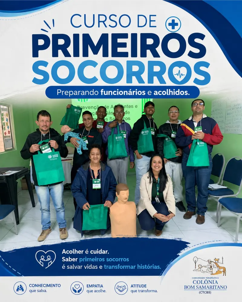Cartaz do curso de primeiros socorros, com o grupo de participantes segurando sacolas verdes, um manequim de treino e o logo da Colônia Bom Samaritano.